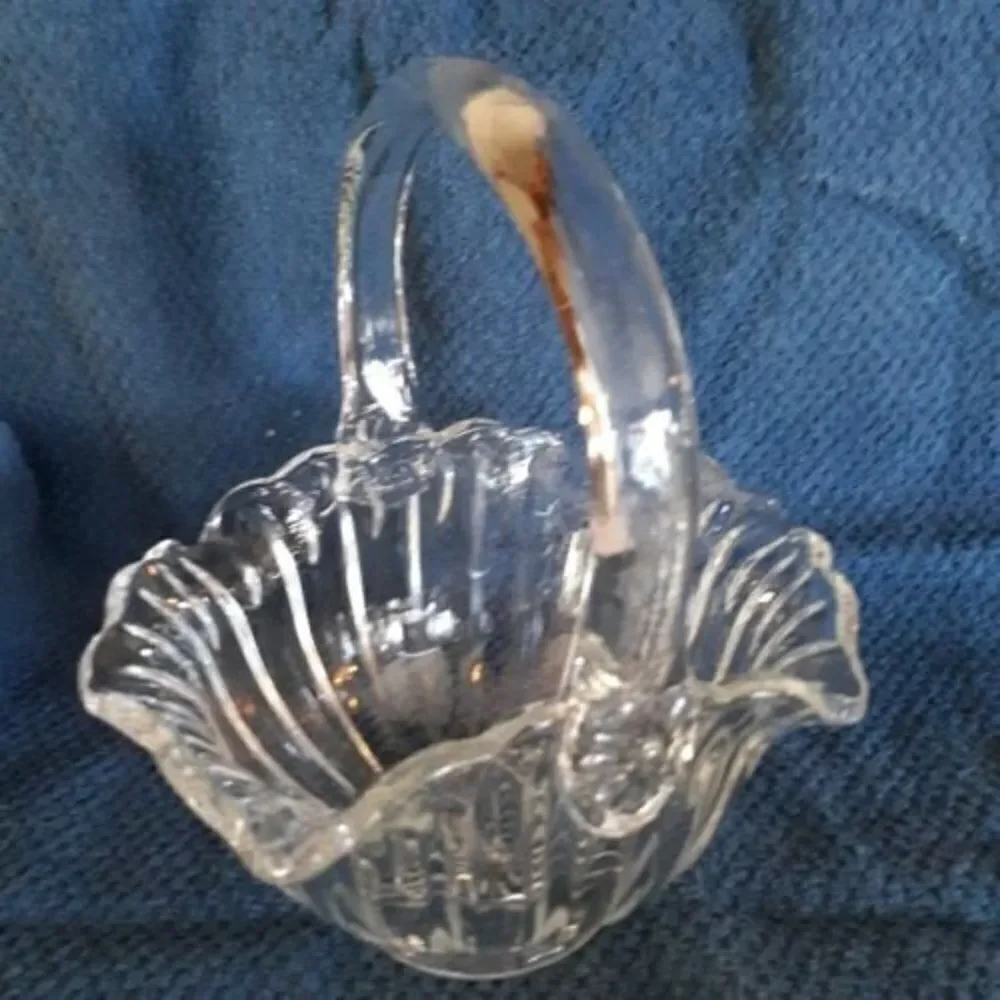 Vtg Clear Glass Wedding Basket Applied Handle Scollop Around Edge Ribbed Sides